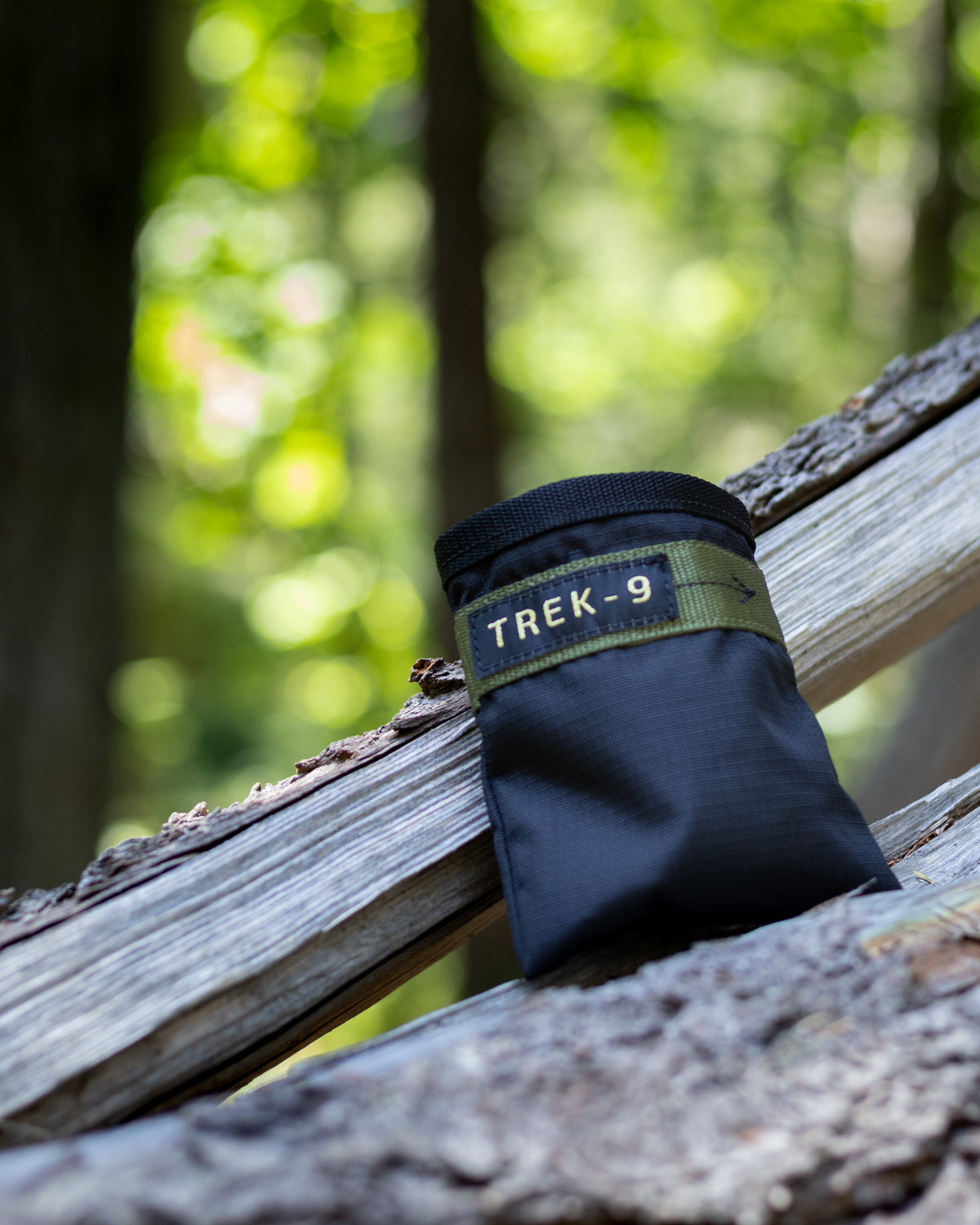 Black and green slim dog treat pouch, wth a magnetic closure and reversible lining. Made with high strength rip stop nylon, it is easy to clean and quick drying. Has a belt loop for attaching to belt or bag. 