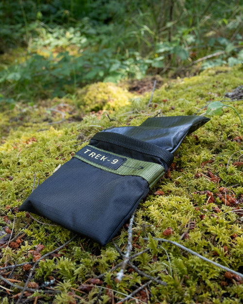 Black and green slim dog treat pouch, wth a magnetic closure and reversible lining. Made with high strength rip stop nylon, it is easy to clean and quick drying. Has a belt loop for attaching to belt or bag. 